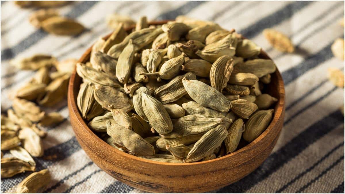 Cardamom at Night : 15 రోజులు రాత్రి పడుకునే ముందు యాలకులు తింటే.. శరీరంలో జరిగే అద్భుత మార్పులు ఇవే