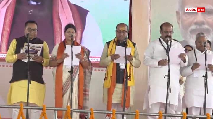 केंद्रीय गृह मंत्री अमित शाह, रक्षा मंत्री राजनाथ सिंह, केंद्रीय मंत्री जेपी नड्डा और कई अन्य नेताओं ने पटना के गांधी मैदान में बिहार सरकार के मंत्रिमंडल विस्तार समारोह में पहुंचे.