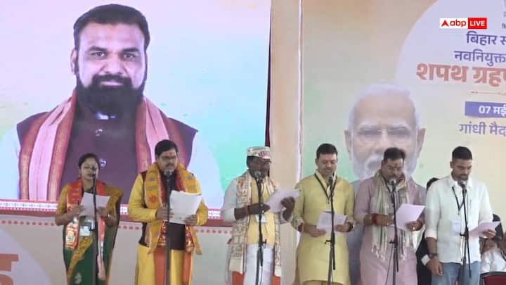 इस दौरान बिहार के पूर्व सीएम नीतीश कुमार भी मंच पर मौजूद थे. शपथ ग्रहण संपन्न होने के बाद उन्होंने पीएम नरेंद्र मोदी से खास अंदाज में मुलाकात की. इसकी तस्वीरें सामने आईं हैं.