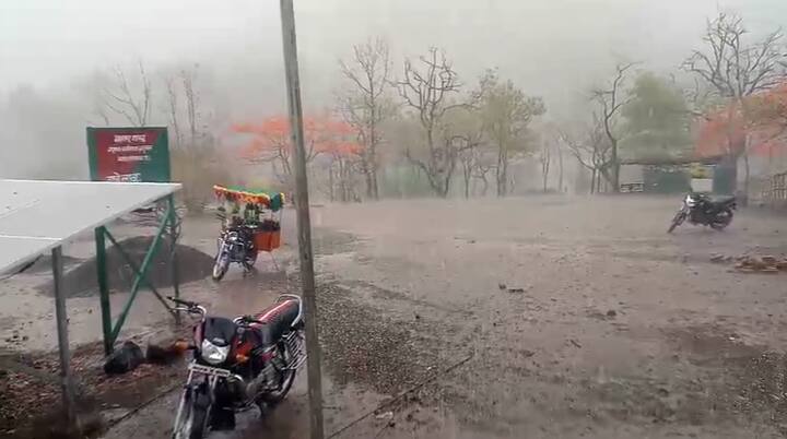 नंदुरबार जिल्ह्यातील सातपुडा पर्वतरांगांच्या परिसरात सलग दुसऱ्या दिवशी अवकाळी पावसाने जोरदार तडाखा दिला आहे.
