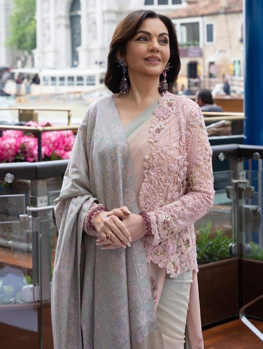 शिफॉन- जॉर्जेट साड़ी और सोजनी शॉल, नीता अंबानी ने अपने रॉयल अंदाज से ढाया कहर, तस्वीरें वायरल