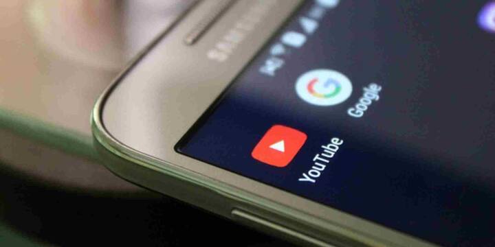 पिछले कई सालों से Android के इंटरफेस में बहुत ज्यादा बदलाव देखने को नहीं मिला था. Android 12 के बाद आए ज्यादातर अपडेट्स में डिजाइन लगभग एक जैसा ही रहा. लेकिन अब कंपनी यूजर्स को बिल्कुल नया अनुभव देने की तैयारी में है. माना जा रहा है कि Android 17 न सिर्फ देखने में अलग होगा बल्कि इसकी परफॉर्मेंस और स्मूदनेस भी पहले से बेहतर होगी.