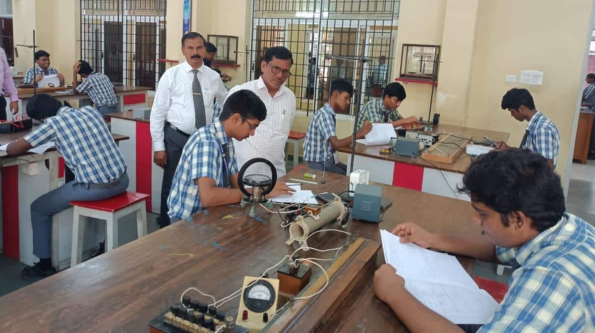 TN 12th Exam: +2 தேர்வு முடிவு: தேர்ச்சியில் சரிந்த வட தமிழகம்- சிறப்புத் திட்டம் உருவாக்கக் கோரிக்கை!