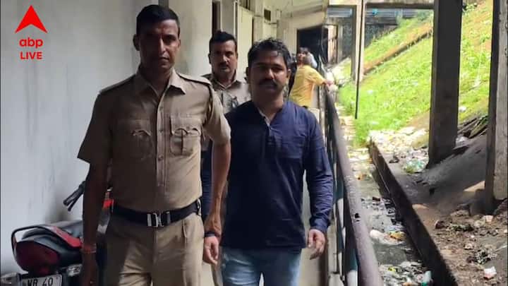 দুর্গাপুরের কোকওভেন থানার নব ওয়ারিয়া এলাকায় আগ্নেয়াস্ত্র নিয়ে দাদাগিরি ঘটনায় উত্তেজনা ছড়িয়েছে। খবর পেয়ে যথাযথ ব্যবস্থা নিয়েছে পুলিশ। আগ্নেয়াস্ত্র নিয়ে দাদাগিরির অভিযোগে সেই ব্যক্তিকে গ্রেফতার করল পুলিশ।