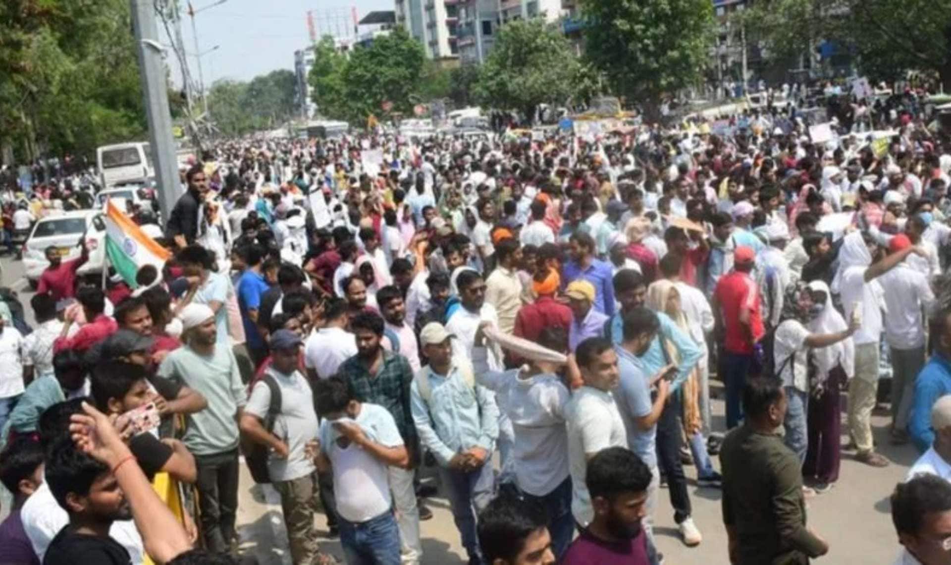 पटना में छात्रों का प्रदर्शन, पुलिस ने किया लाठीचार्ज, कांग्रेस बोली- ये BJP का जंगलराज....