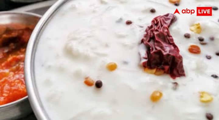 इसे बनाने के लिए सबसे पहले कसूरी मेथी को पानी में भिगोकर कुछ देर के लिए रख दें, इसके बाद एक पैन में तेल गर्म करें और उसमें हींग डालें. अब भीगी हुई कसूरी मेथी का पानी निकालकर उसे तेल में हल्का सा भून लें. एक बड़े बर्तन में दही लें और उसमें भुनी हुई मेथी डालें फिर हरी मिर्च, काला नमक, हरा धनिया, लाल मिर्च पाउडर और भुना जीरा मिलाएं. अब खीरे को कद्दूकस करके इसमें डाल दें. सभी चीजों को अच्छी तरह मिलाकर कुछ देर ठंडा होने दें. ऊपर से पुदीना और खीरे के टुकड़ों से सजाकर सर्व करें. यह शरीर को ठंडक देता है. पाचन सुधारता है और डिहाइड्रेशन से बचाने में मदद करता है.