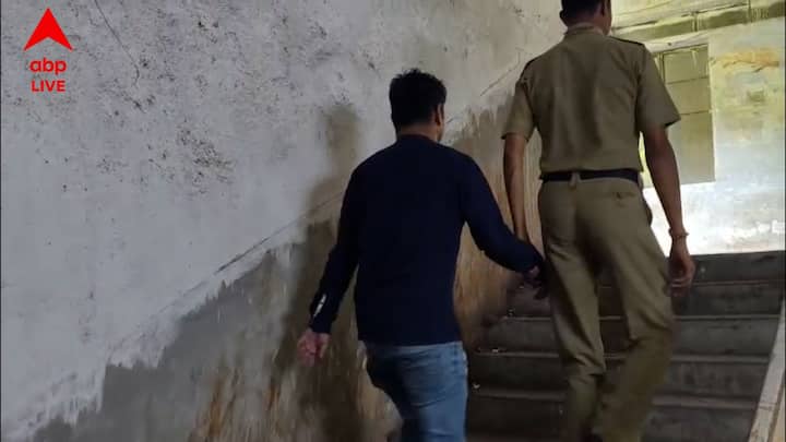 দুর্গাপুর : ভোট পরবর্তী হিংসা বেড়েই চলেছে। শুভেন্দু অধিকারীর আপ্ত সহায়ক খুন ঘিরে রাজ্য জুড়ে শোরগোল পড়ে গিয়েছে। আর এর মাঝে বাংলায় ফের আগ্নেয়াস্ত্র নিয়ে দাদাগিরির অভিযোগ উঠল এক যুবকের বিরুদ্ধে।