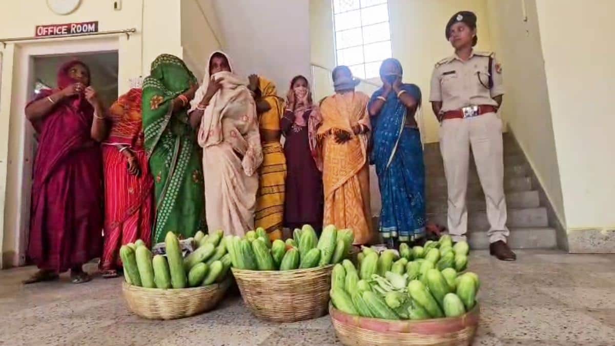 बिहार: खीरा हरा दिखे इसलिए रंग में डुबा रही थीं महिलाएं, अब कटिहार में RPF ने लिया ऐक्शन