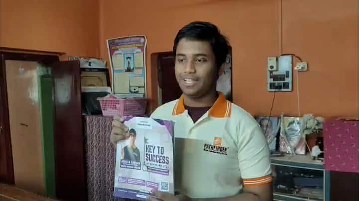 রোজ যে টার্গেট সেট করে পড়া শুরু করত, সেই পড়া শেষ করে তবে উঠত সে। ভাল ফলের প্রত্যাশা ছিল, তবে একেবারে প্রথম হবেন, ভাবেননি।