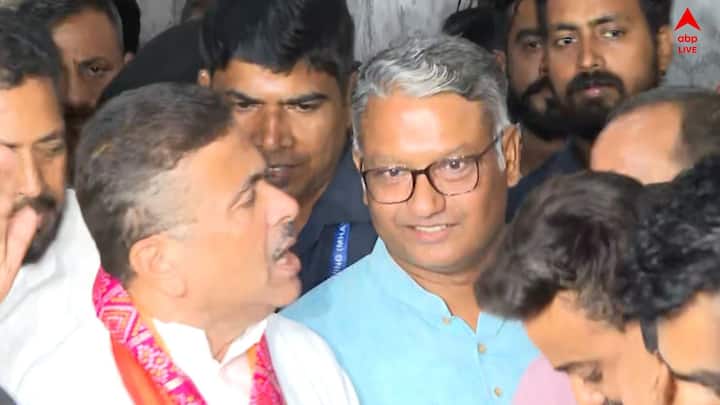 মঞ্চেই শুভেন্দু অধিকারীকে আলিঙ্গন করেন নরেন্দ্র মোদি-অমিত শাহ। গেরুয়া উত্তরীয় পরিয়ে দেন উত্তরপ্রদেশের মুখ্যমন্ত্রী যোগী আদিত্যনাথ।ব্রিগেডের মঞ্চ থেকে নতজানু হয়ে পশ্চিমবঙ্গবাসীকে প্রণাম জানান নরেন্দ্র মোদি।