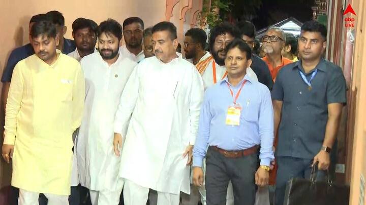 শপথ গ্রহণের মঞ্চে শ্যামাপ্রসাদ মুখোপাধ্যায়ের সহযোগী, মাখনলাল সরকারকে সম্বর্ধনা দেন নরেন্দ্র মোদি। তাঁর পা ছুঁয়ে প্রণাম করেন তিনি।