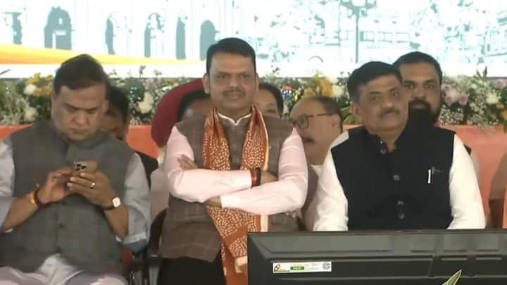 पश्चिम बंगालचे नवनिर्वाचित मुख्यमंत्री शुभेंदू अधिकारी यांच्या शपथविधी सोहळ्याला महाराष्ट्राचे मुख्यमंत्री देवेंद्र फडणवीस उपस्थित होते.