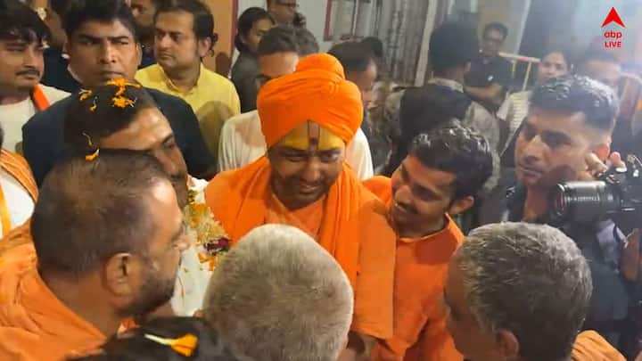 শুভেন্দু বলেন, এই আশ্রমের সঙ্গে আমার সম্পর্ক ২০১৩ সাল থেকে। দিলীপ মহারাজের আমি অত্যন্ত গুণগ্রাহী। কার্তিক মহারাজকে নিজের অভিভাবক মানি। পরামর্শদাতা মানি।'