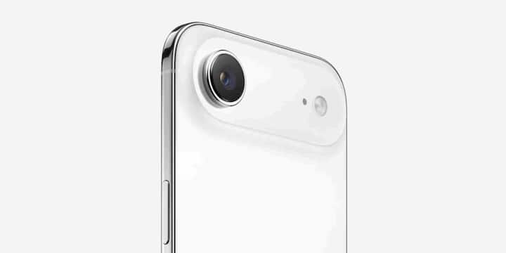 iPhone Air में पीछे की तरफ सिर्फ एक 48 मेगापिक्सल कैमरा दिया गया है. यही कैमरा iPhone 17 में भी मिलता है. अच्छी रोशनी में यह कैमरा डिटेल और कलर्स के मामले में काफी शानदार रिजल्ट देता है. फ्रंट में 18 मेगापिक्सल का सेल्फी कैमरा मौजूद है जो 24MP सेंसर पर आधारित बताया जा रहा है. इससे पोर्ट्रेट और लैंडस्केप दोनों तरह की सेल्फी आसानी से ली जा सकती हैं.