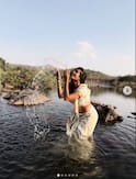 Amruta Dhondge: चिंब भिजलेली साडी, नदीच्या पाण्यात मादक अदा; मराठी अभिनेत्रीच्या फोटोशूटनं चाहत्यांची उडाली झोप
