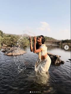 Amruta Dhondge: चिंब भिजलेली साडी, नदीच्या पाण्यात मादक अदा; मराठी अभिनेत्रीच्या फोटोशूटनं चाहत्यांची उडाली झोप
