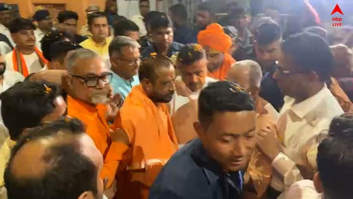 ব্রিগেডের মঞ্চে তৈরি হল ইতিহাস। শনিবার, পশ্চিমবঙ্গে প্রথম বিজেপি সরকারের প্রথম মুখ্যমন্ত্রী হিসেবে শপথ নিলেন শুভেন্দু অধিকারী।