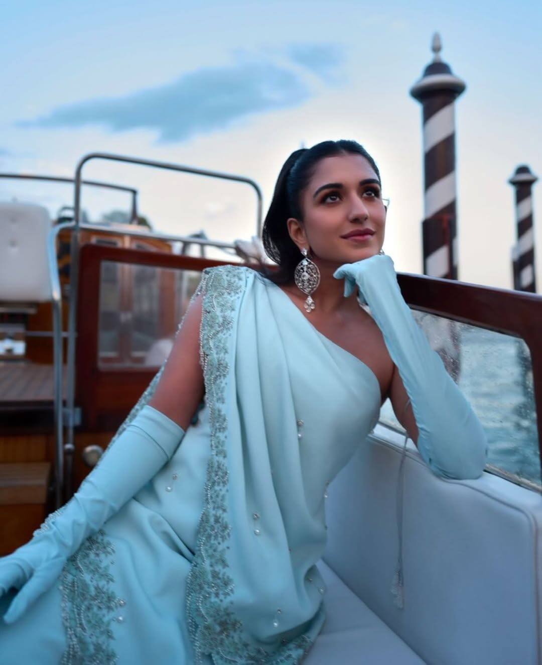 Radhika Ambani wore a beautiful pastel blue colored Givenchy Haute Couture outfit on this special occasion. A wonderful fusion of saree and gown was seen in this dress, which made her entire look royal.