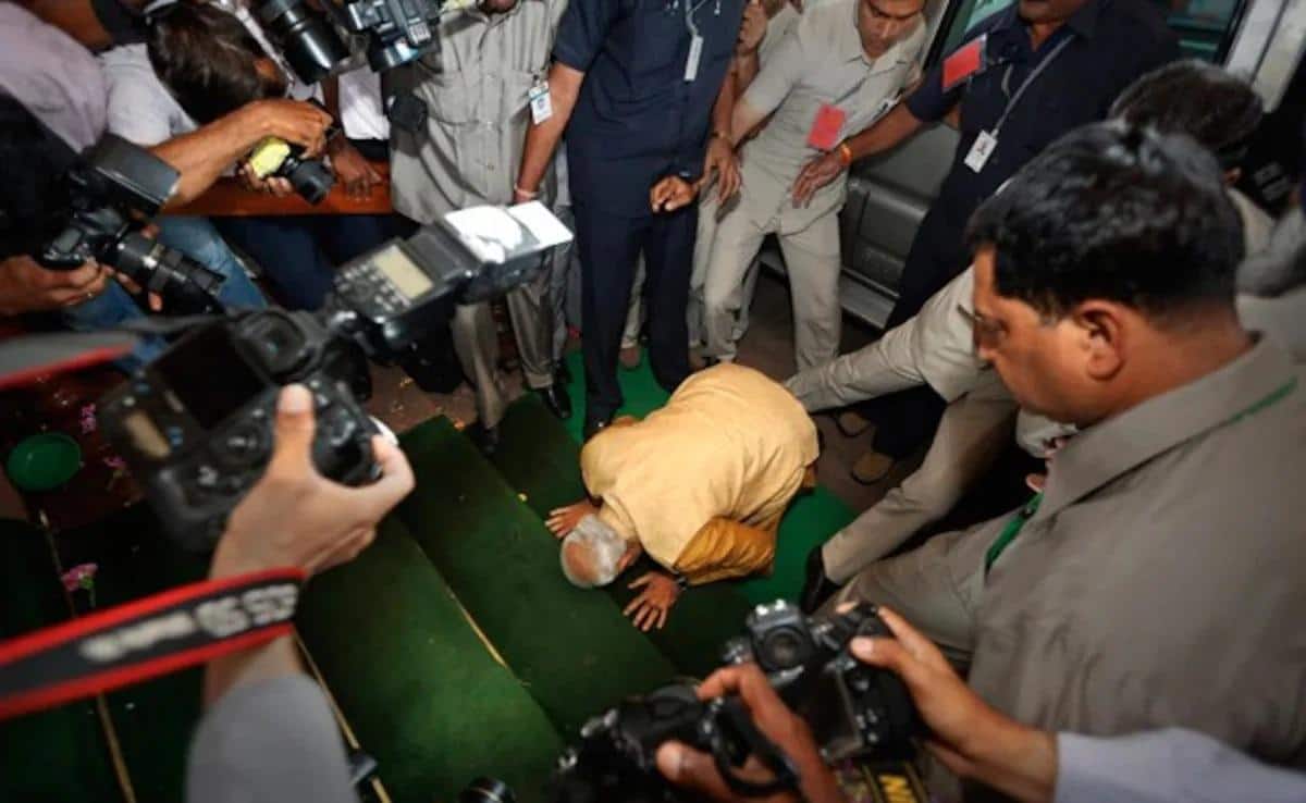 Oath Ceremony:પીએમ મોદીએ શપથ સમારોહના મંચ પર પહોંચીને કોને કર્યાં સાષ્ટાંગ પ્રણામ?