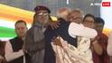 आंखों में चश्मा और सिर पर फिदेल कास्त्रो वाली टॉपी... शुभेंदु अधिकारी के शपथ ग्रहण में मिथुन चक्रवर्ती का अलग अंदाज