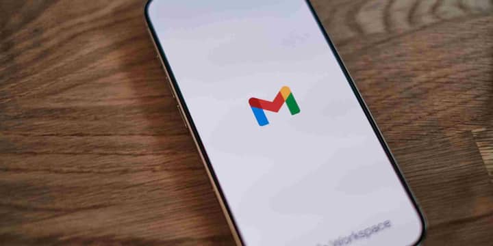 Google का डेटा सिर्फ एक कंप्यूटर में स्टोर नहीं होता. कंपनी दुनियाभर में फैले कई बड़े डेटा सेंटर्स का इस्तेमाल करती है. इन डेटा सेंटर्स में जानकारी छोटे-छोटे हिस्सों में बांटी जाती है. जब कोई यूजर नया username डालता है तो कई सर्वर एक साथ काम शुरू कर देते हैं. इसे Distributed Computing कहा जाता है. यानी हजारों सर्वर मिलकर कुछ ही पलों में जांच कर लेते हैं कि username पहले से मौजूद है या नहीं.