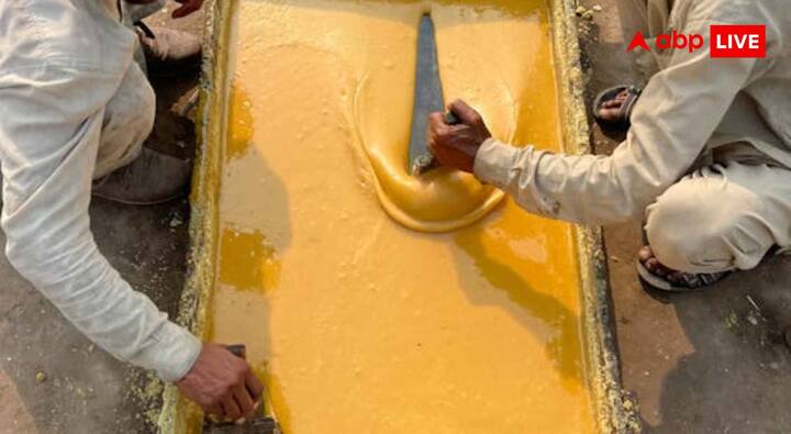 अब प्यूरी को कढ़ाई में धीमी आंच पर पकाएं. इसमें चीनी डालें और लगातार चलाते रहें, लगभग 10-15 मिनट तक पकाने पर प्यूरी गाढ़ी होने लगेगी.
