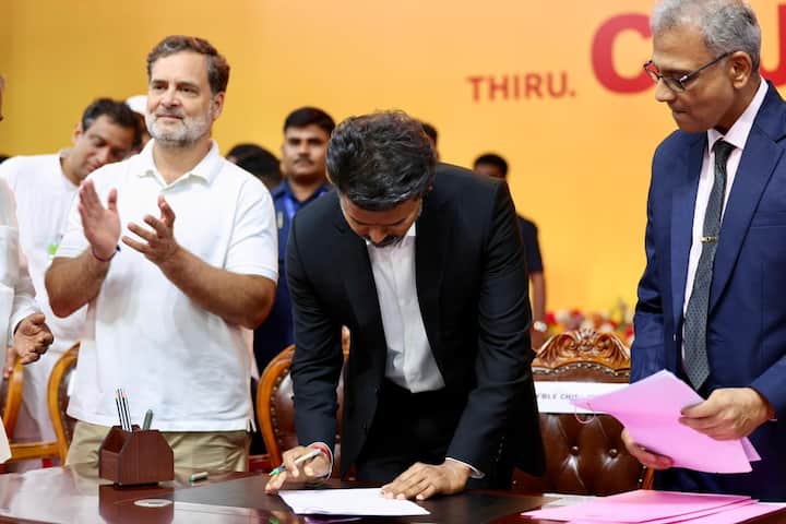 मुख्यमंत्री विजय यांनीही आपल्या प्रत्येक मोमेंटमध्ये राहुल गांधींना आदराचे स्थान देत सन्मान दिला. त्यांच्यासमवेत सेल्फी काढला, आणि हातात हात घेऊन आपल्या चाहत्यांना, व जनतेलाही अभिवादन केले