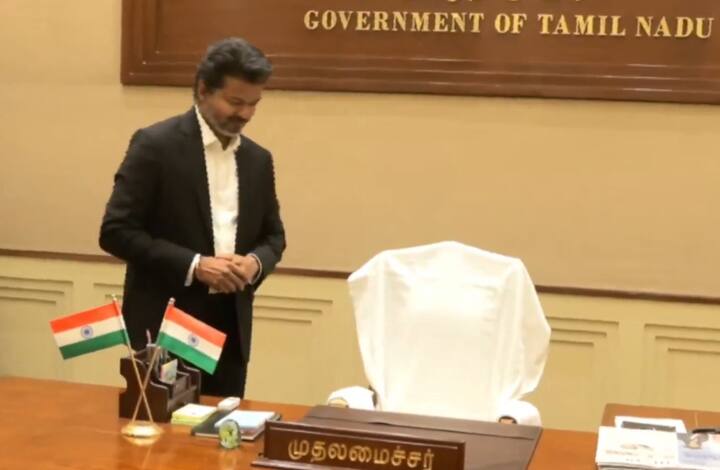 शपथविधी सोहळ्यानंतर विजय यांनी मुख्यमंत्री महोदयांच्या कार्यालयात जाऊन आपला पदभार स्वीकारला. यावेळी, खुर्चीवर बसण्यापूर्वी विजय भावुक झाले होते, काहीही भारावले होते.