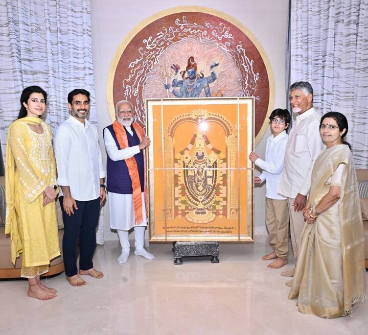 ఏపీ సీఎం చంద్రబాబుతో పాటు మంత్రి నారా లోకేష్‌లతో ప్రధాని మోదీ పలు అంశాలపై చర్చించారు. సుమారు గంటకు పైగా అక్కడ గడిపారు.