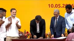 CM Vijay: 200 யூனிட் இலவச மின்சாரம், பெண்கள் பாதுகாப்பு - மேடையிலேயே முதல் நாள், முதல் கையெழுத்து போட்ட CM விஜய்