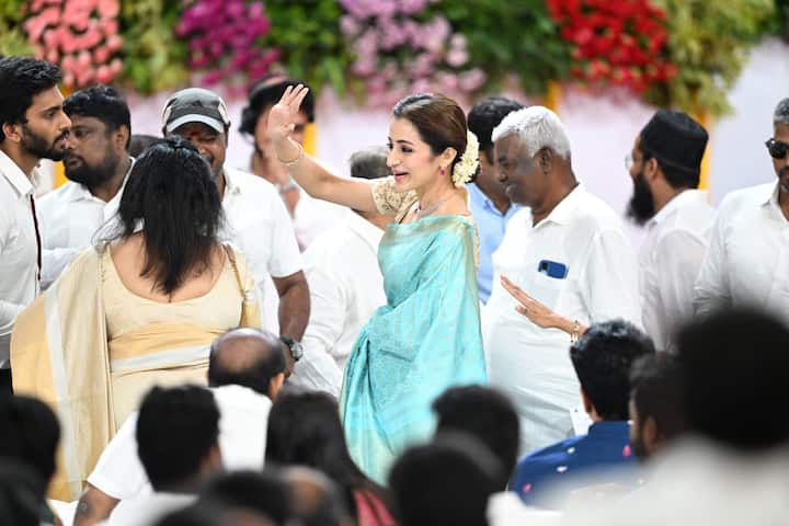 शपथविधी सोहळ्यातील लक्षवेधी एंट्री ठरली ती अभिनेत्री त्रिशा हिची, केसावर गोल गजरा आणि आकाशी रंगाच्या साडीत त्रिशाचं सौंदर्य अधिकच खुललं होतं.