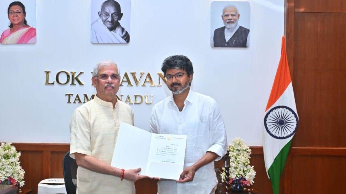 TVK Vijay: "இல்ல நான் வெயிட் பண்ணி, CM-க்கான லெட்டர் வாங்கிட்டே போறேன்" - ஆளுநர் சந்திப்பில் விஜய் பேச்சு