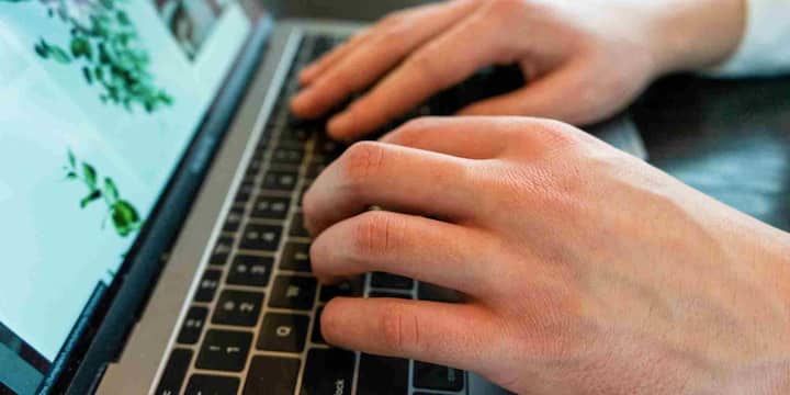 अधिकतर पुराने Laptop और Desktop में अभी भी HDD यानी पुरानी हार्ड डिस्क लगी होती है. यही हार्ड डिस्क समय के साथ सिस्टम को स्लो बना देती है. Windows लोड होने में ज्यादा समय लेता है और Apps खुलने में भी देरी होती है. यही कारण है कि पुराना सिस्टम अक्सर हैंग और लैग करने लगता है.