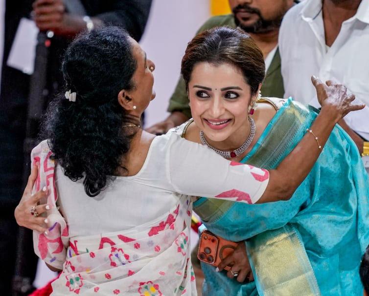 थलापति विजय बने तमिलनाडु के सीएम, चमक उठा तृषा कृष्णन का चेहरा, एक्टर की मां को लगाया गले