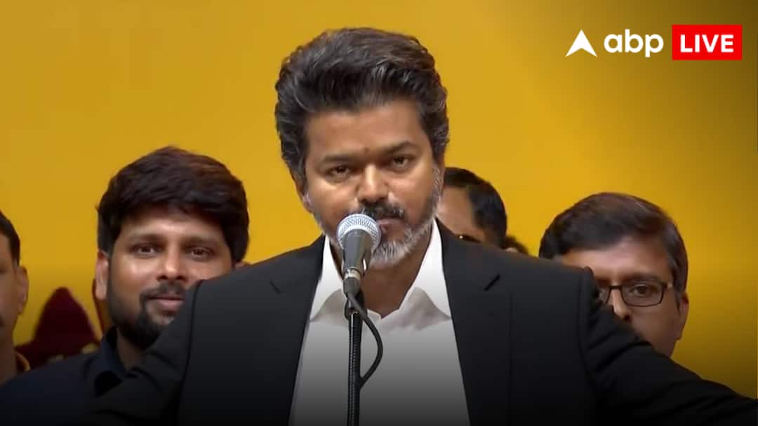 Tamil Nadu CM Vijay Oath: थलापति विजय ने ब्लैक पैंट-व्हाइट शर्ट में ली तमिलनाडु के CM पद की शपथ, क्यों बदली परंपरा?