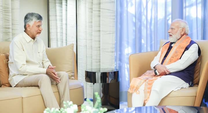 ముందుగా ఏపీ డిప్యూటీ సీఎం పవన్ కళ్యాణ్ ఇంటికి వెళ్లిన ప్రధాని మోదీ అనంతరం సీఎం చంద్రబాబు నివాసానికి వెళ్లి మర్యాదపూర్వకంగా కలిశారు.