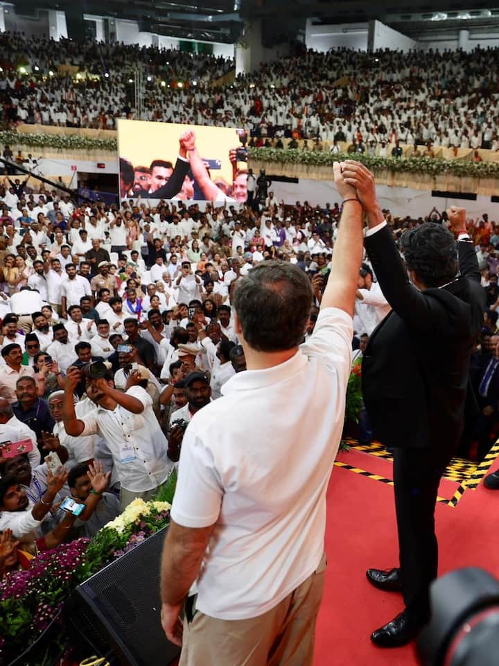 काँग्रेस नेते आणि लोकसभा विरोधी पक्षनेते राहुल गांधी यांची उपस्थिती या सोहळ्यात लक्षणीय ठरली. राहुल गांधींनी सर्वांना हात उंचावून अभिवादन केले
