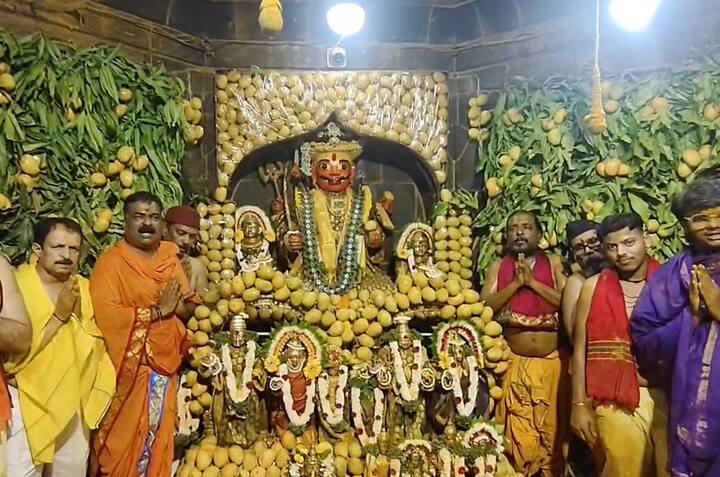 गुरव, कोळी, वीर, घडशी समाज संघटना, जेजुरी व श्री मार्तंड देवसंस्थान, जेजुरी यांच्या वतीने ही सजावट करण्यात आली.
