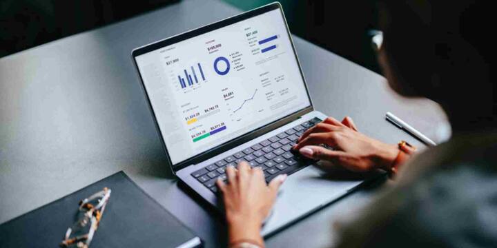 SSD में डेटा पढ़ने और लिखने की स्पीड सामान्य हार्ड डिस्क के मुकाबले कई गुना ज्यादा होती है. यही वजह है कि सिस्टम तुरंत रिस्पॉन्ड करने लगता है. जो Laptop पहले 3 से 4 मिनट में स्टार्ट होता था, वही SSD के बाद कुछ सेकंड में तैयार हो सकता है.