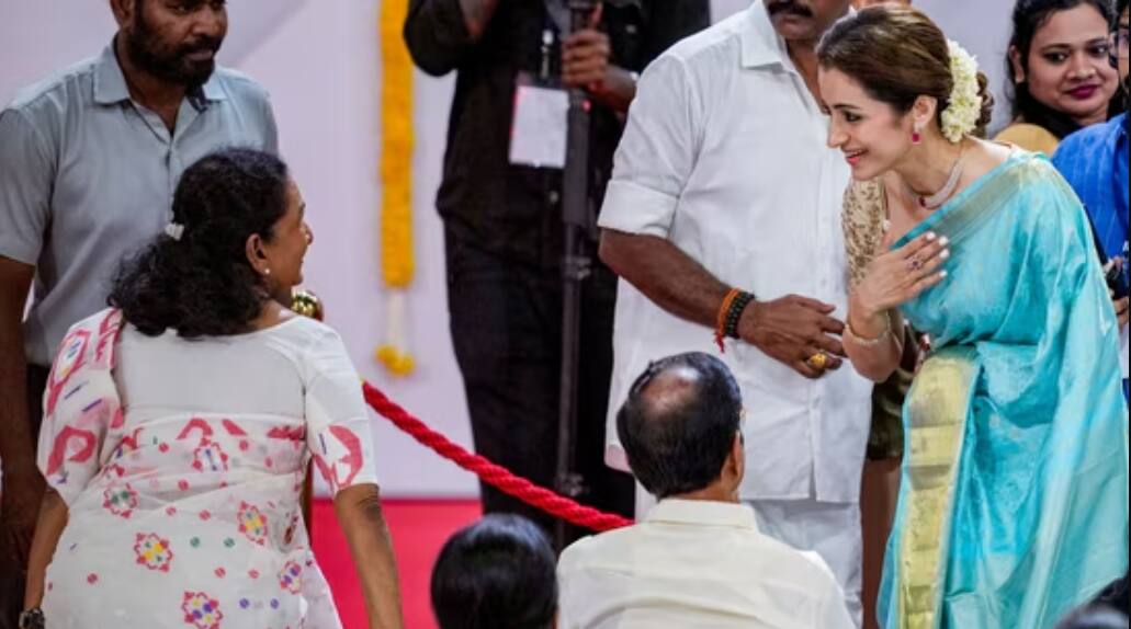 थलापति विजय बने तमिलनाडु के सीएम, चमक उठा तृषा कृष्णन का चेहरा, एक्टर की मां को लगाया गले