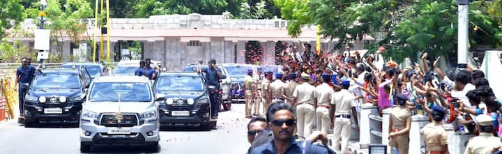 पश्चिम बंगालनंतर अवघ्या देशाचं लक्ष लागलेल्या तामिळनाडूत अखेर आज टीव्हीके पक्षाचे प्रमुख विजय थलपती यांनी मुख्यमंत्रीपदाची शपथ घेतली.