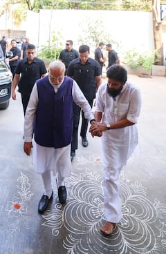 PM Modi - Pawan Kalyan: పవన్ ఇంటిలో ప్రధాని మోడీ... పవర్ స్టార్ ఫ్యామిలీతో ఫోటోలు