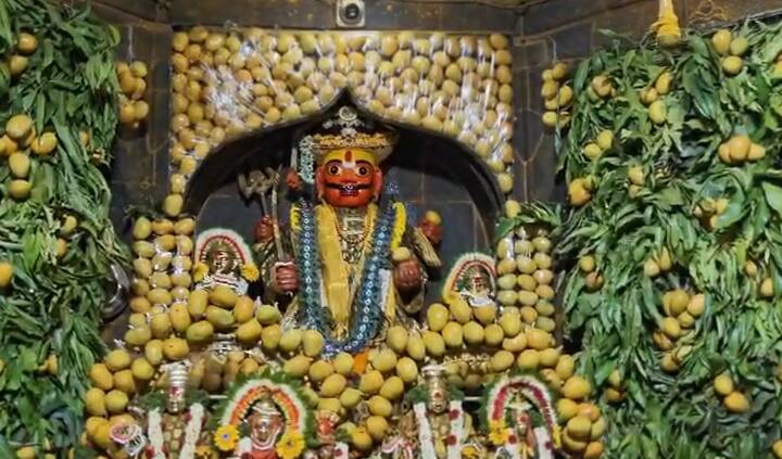 आंब्याची रोशनाई केल्यामुळं मंदिराचा गाभारा आकर्षक दिसत होता