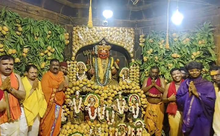 151 डझन आंबे घेऊन आकर्षक आंबा सजावट करण्यात आली आहे.