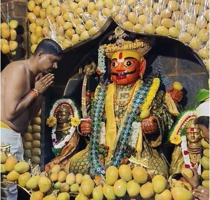 सध्या आंब्याचा सिझन चालू आहे त्यामुळेही सजावट करण्यात आली आहे.