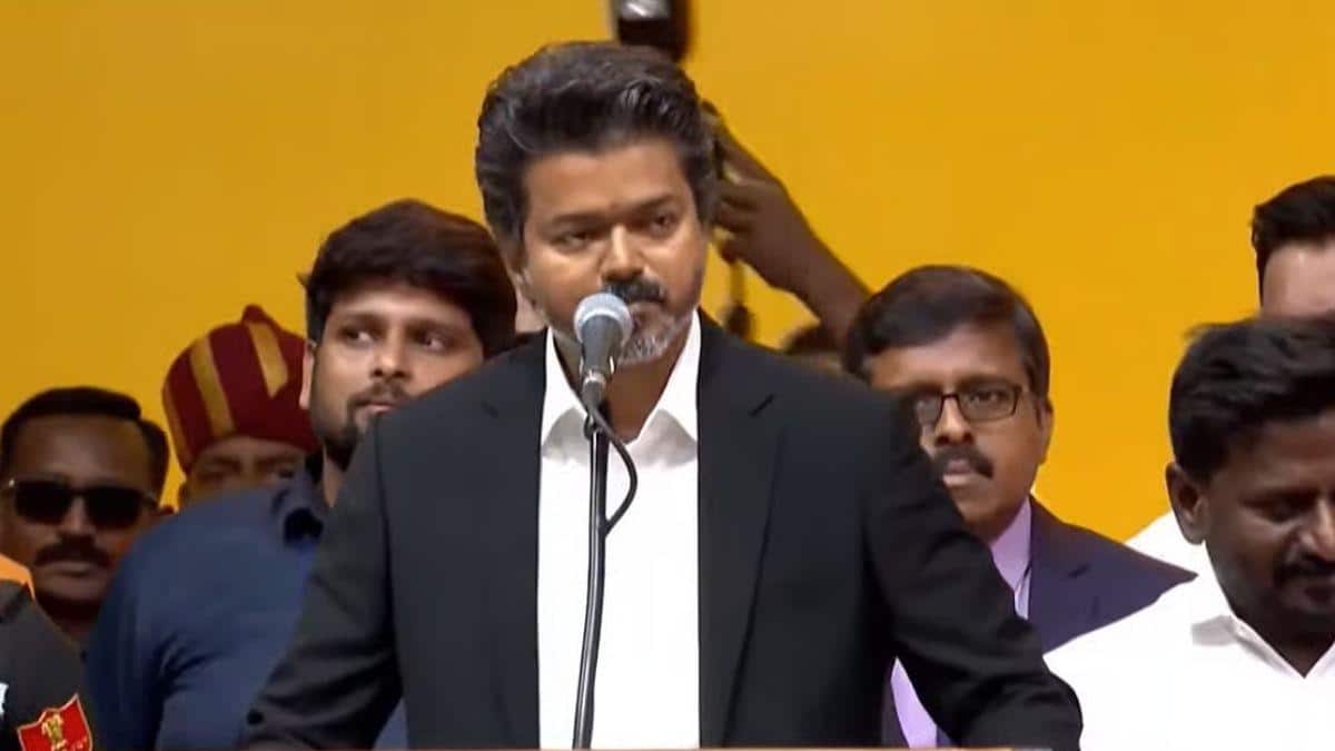 வறுமையில் வளர்ந்தாரா? சுத்தப்பொய் ! பரபரப்பை கிளப்பிய முதல்வர் விஜயின் ஸ்கூல் மேட்
