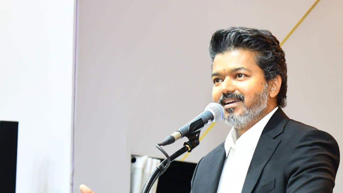 கோட் அணிந்து முதல்வராக பதவியேற்றது ஏன் ? விஜயின் ஆடை வடிவமைப்பாளர் சொன்ன காரணம்