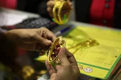 Gold Price: আশঙ্কা সত্যি হচ্ছে সোনার দামে? একই দিনে ফের কমল না বাড়ল দাম?