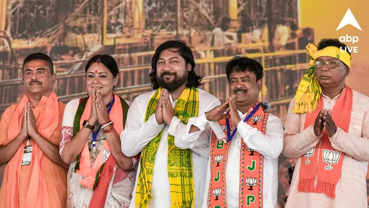 শুভেন্দু অধিকারী জানিয়েছেন, ক্ষমতা হাতে নিয়ে প্রথমেই সরকার যে পদক্ষেপ নেবে, সেটা হল , সীমান্তে কাঁটাতারের জন্য BSF-কে জমি হস্তান্তর করার প্রক্রিয়া যত তাড়াতাড়ি সম্ভব শেষ করা হবে। তার জন্য যা যা প্রয়োজন, সেইমতো পদক্ষেপ নেওয়া হবে।