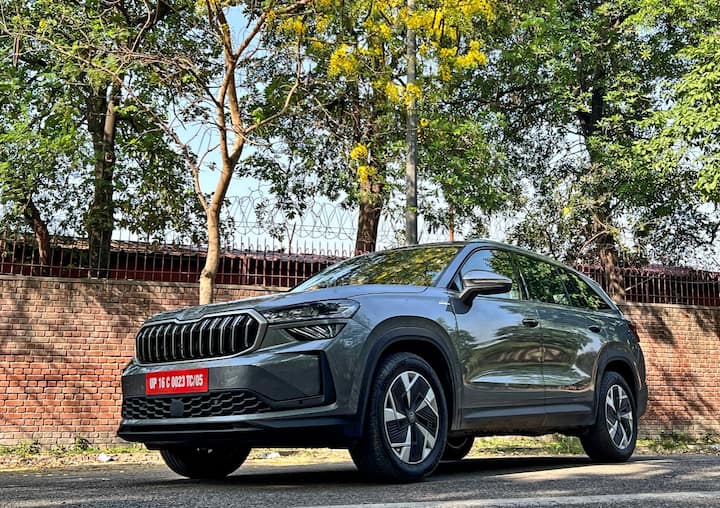 লাক্সারি এসইউভি বিভাগে বড় খাবর ! জার্মান গাড়ি নির্মাতা স্কোডা নিয়ে এল তাদের জনপ্রিয় ফ্ল্যাগশিপ এসইউভি (SUV) Kodiaq-এর ২০২৬ সংস্করণ। দুরন্ত ফিচারের সঙ্গে বিলাসিতার যোগ্য সংমিশ্রণ এই গাড়ি। এবার আরও আধুনিক ফিচার ও উন্নত নিরাপত্তা ব্যবস্থায় সজ্জিত পাবেন এই স্কোডার শক্তিশালী শেল।